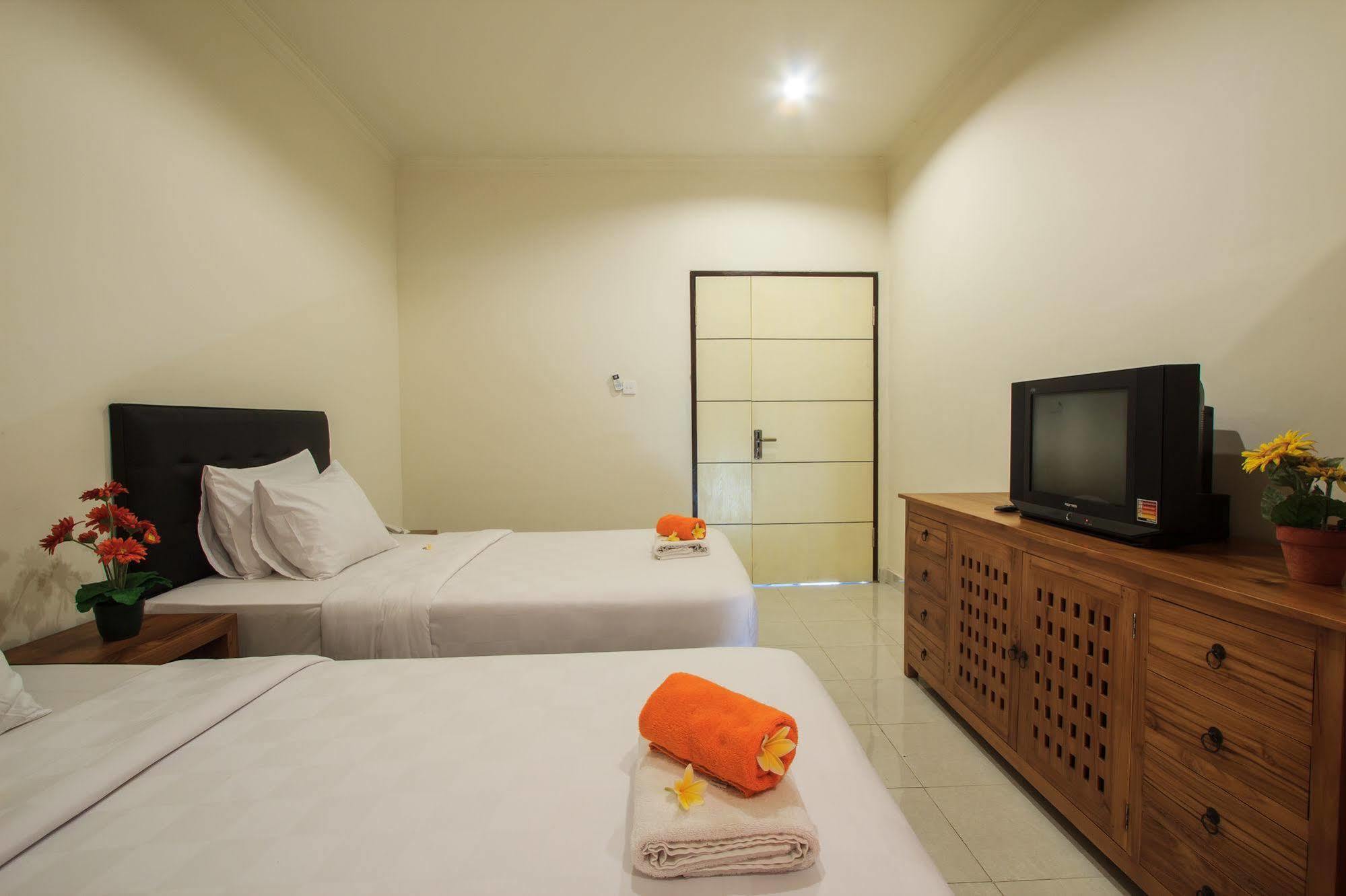 Ivanka Airport Inn Kuta Lombok Exterior foto