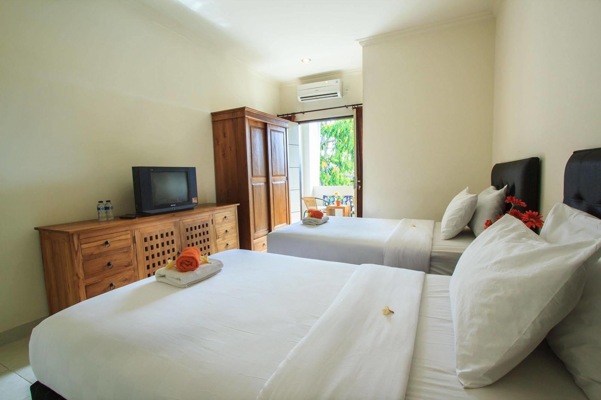Ivanka Airport Inn Kuta Lombok Exterior foto